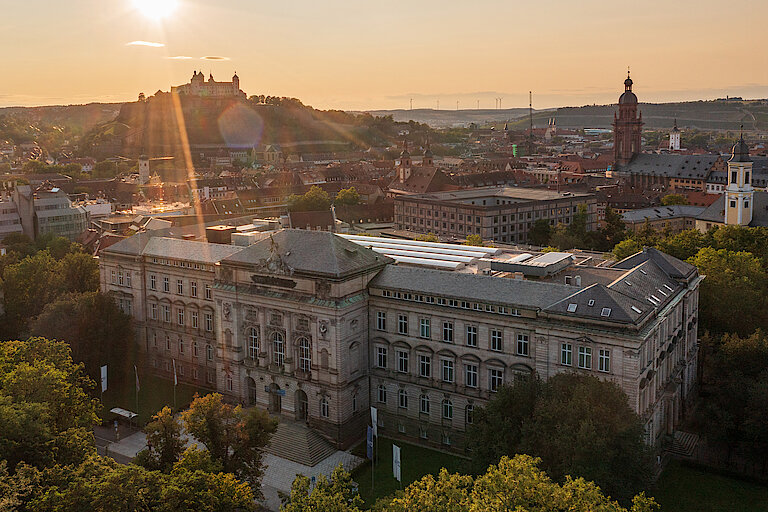 csm_Uni_Wuerzburg-Foto_a5bfe5e853.jpg (139 KB)